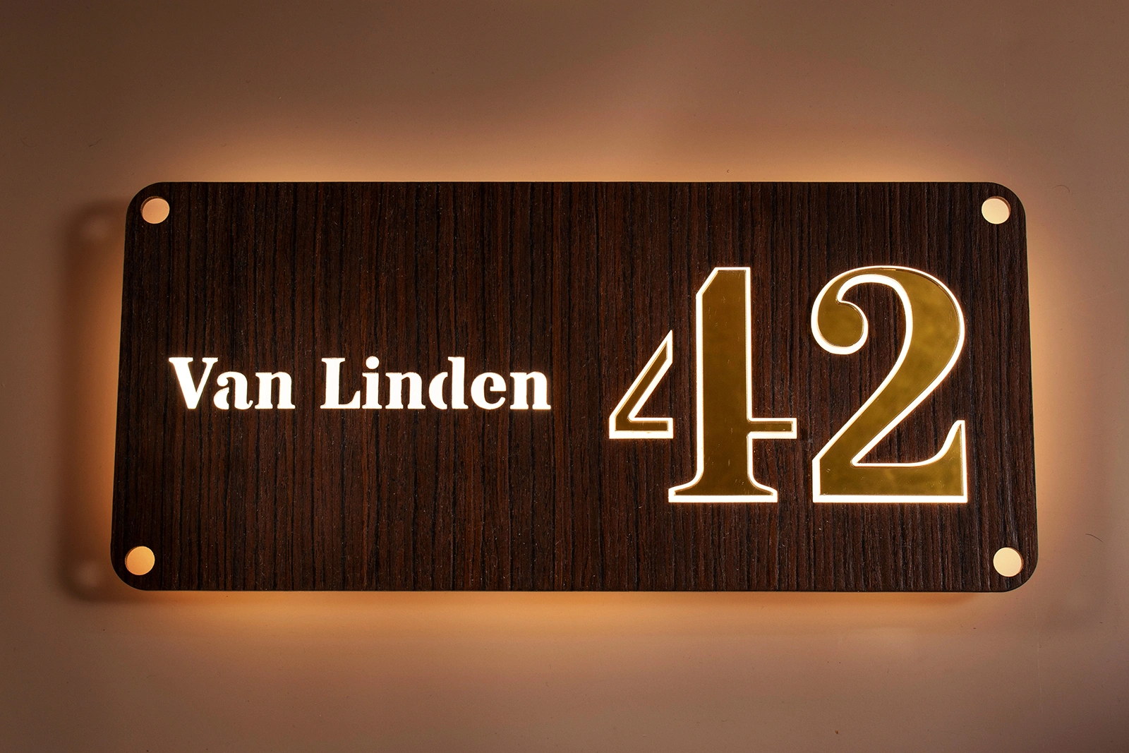 LED-huisnummerbord Model 1 – Modern Luxe met Walnut Stripy fineer tijdens de avondverlichting