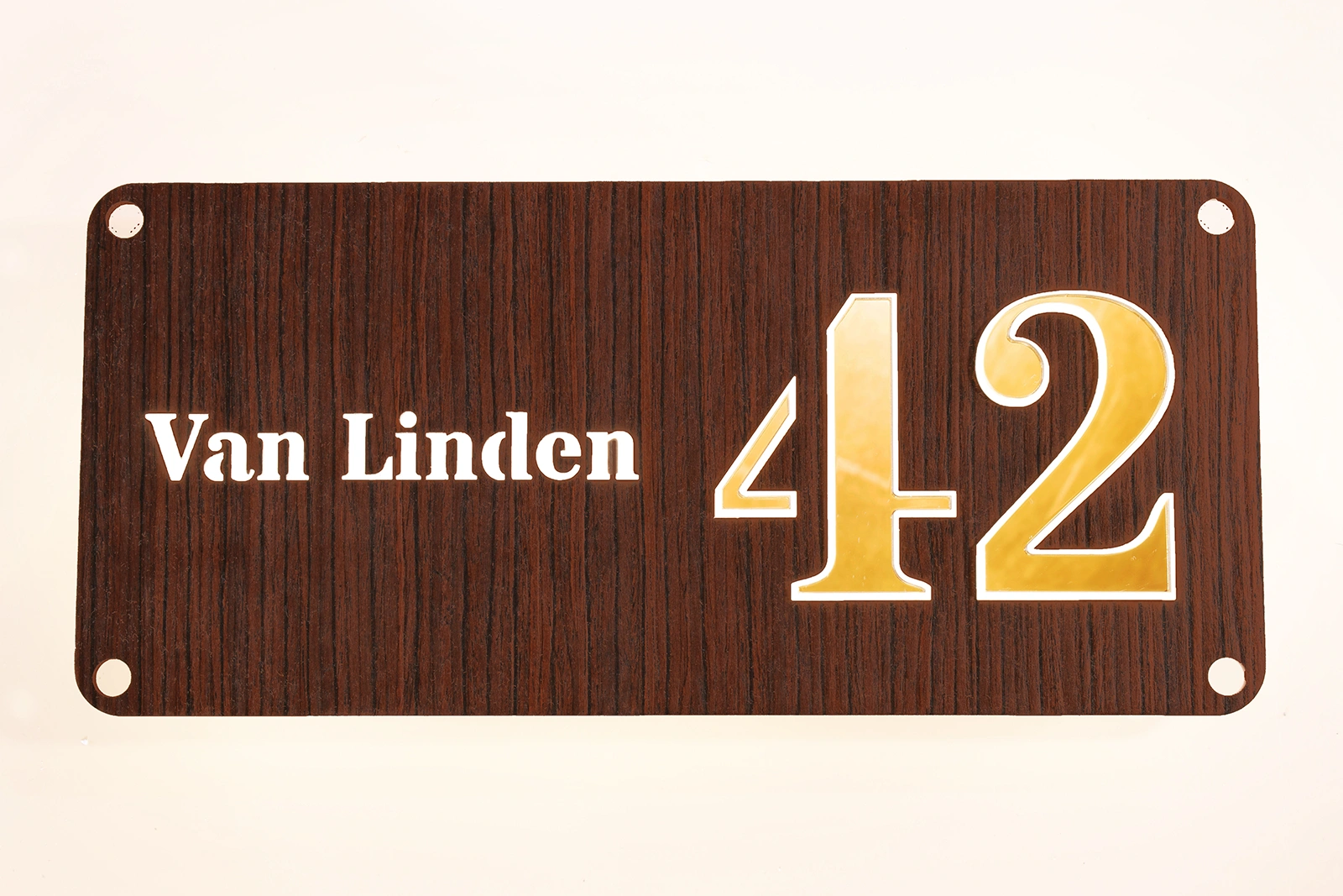 Modern Luxe LED-huisnummerbord met Walnut Stripy fineer en gouden spiegelcijfers.