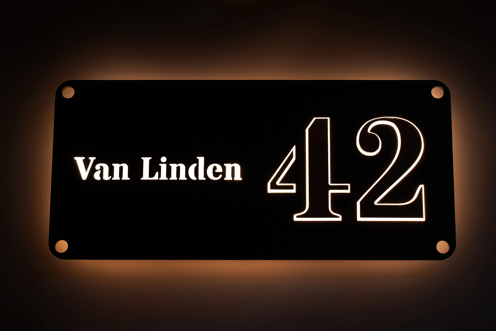 LED-huisnummerbord Model 1 – Modern Luxe met Walnut Stripy fineer tijdens volledige nachtverlichting