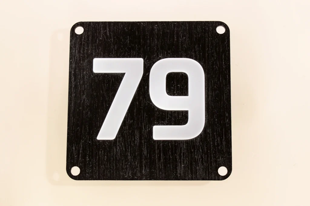 Modern Contrast huisnummerbord zonder LED met Bug Oak fineer en witte cijfers.