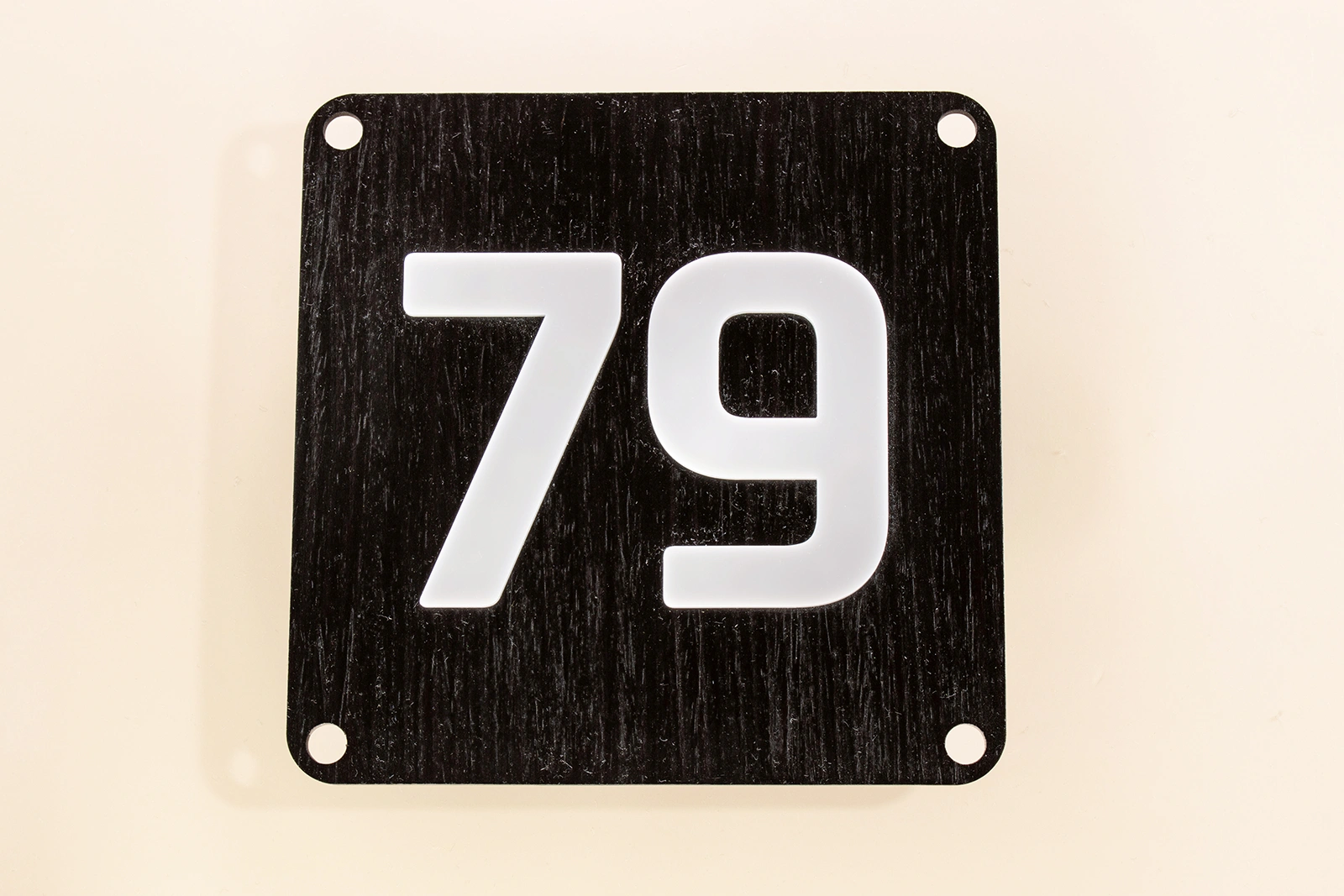 Modern Contrast huisnummerbord zonder LED met Bug Oak fineer en witte cijfers.