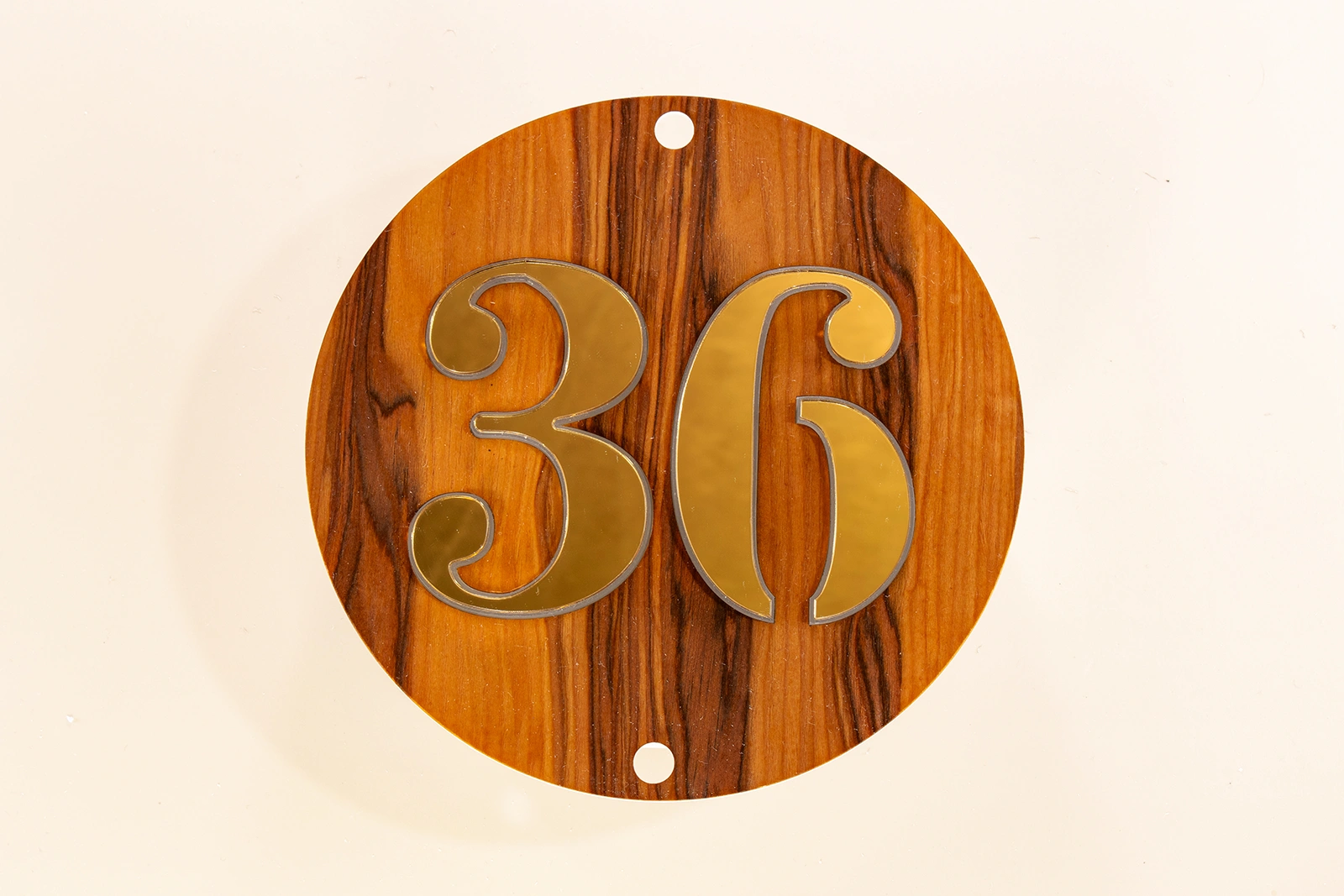 Warm Luxe rond LED-huisnummerbord met Satin Walnut Nocino Red Gum fineer en gouden spiegelcijfers.