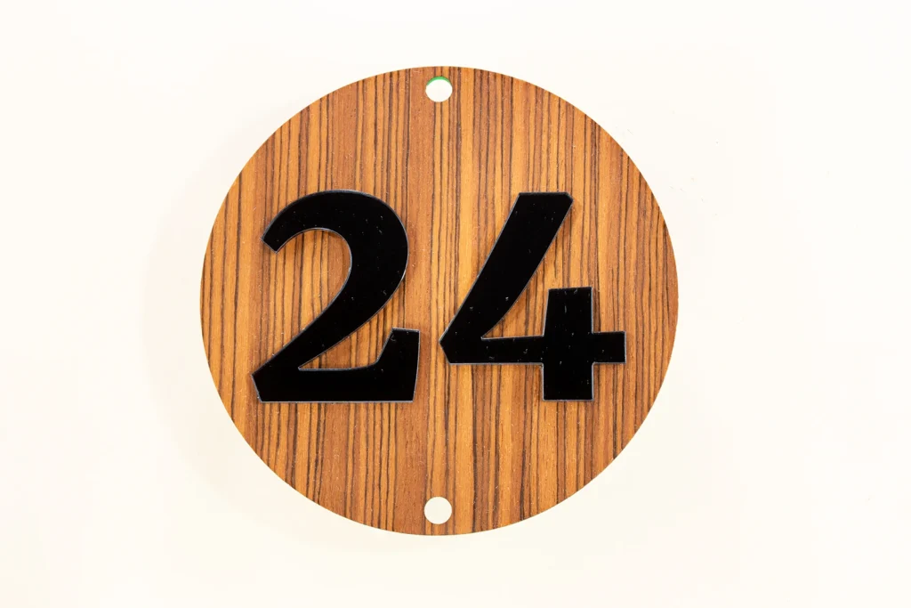 Exotisch Modern rond huisnummerbord zonder LED met Zebrano fineer en antraciet spiegelcijfers.