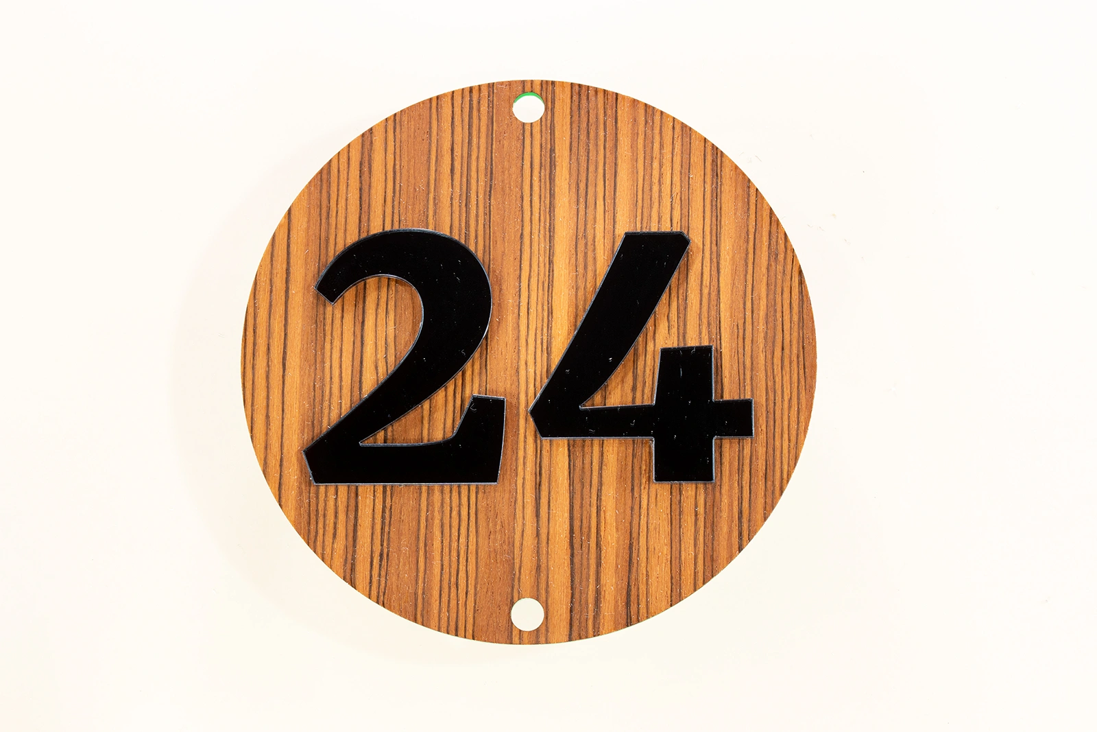 Exotisch Modern rond huisnummerbord zonder LED met Zebrano fineer en antraciet spiegelcijfers.