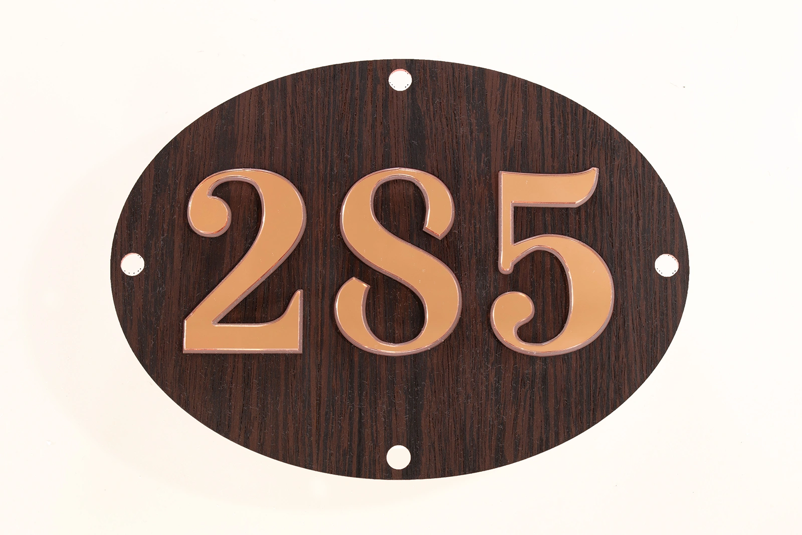 Diep & Chic ovaal LED-huisnummerbord met Wengé fineer en roségouden spiegelcijfers.