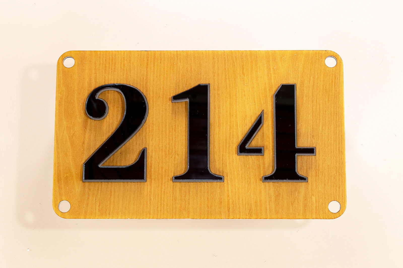 Fris & Modern LED-huisnummerbord met Europees Ahorn fineer en antraciet spiegelcijfers.