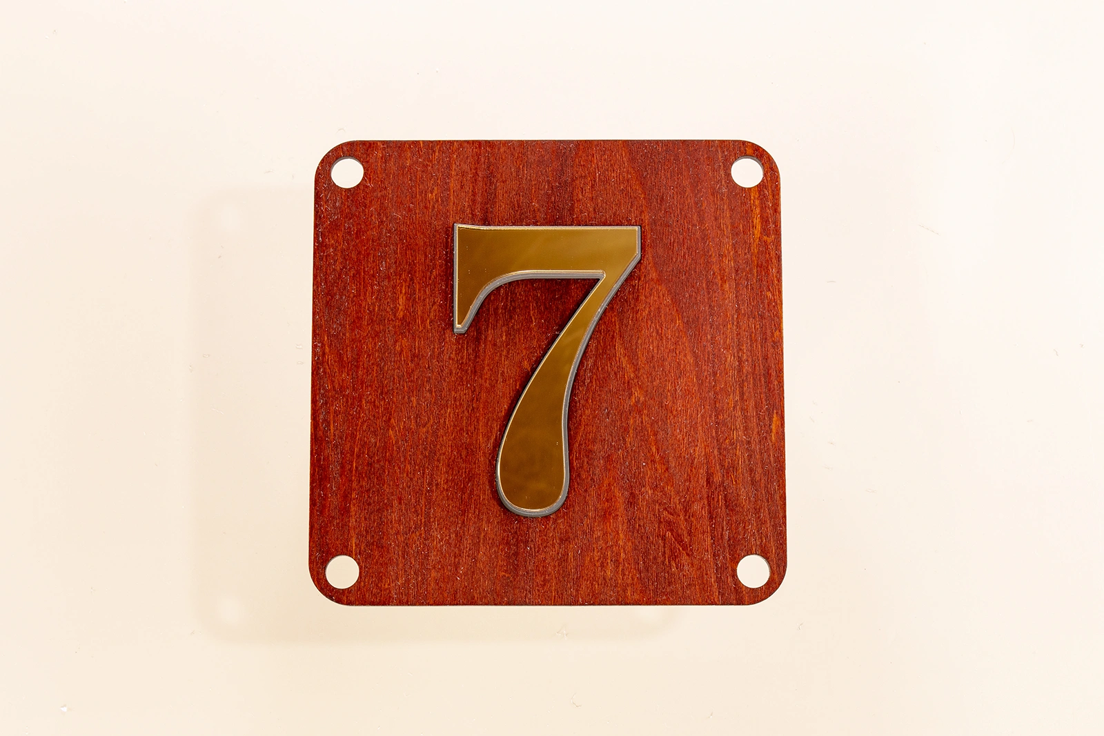 Natuurliefhebber LED-huisnummerbord met Cherry Crown fineer en gouden spiegelcijfer 7.