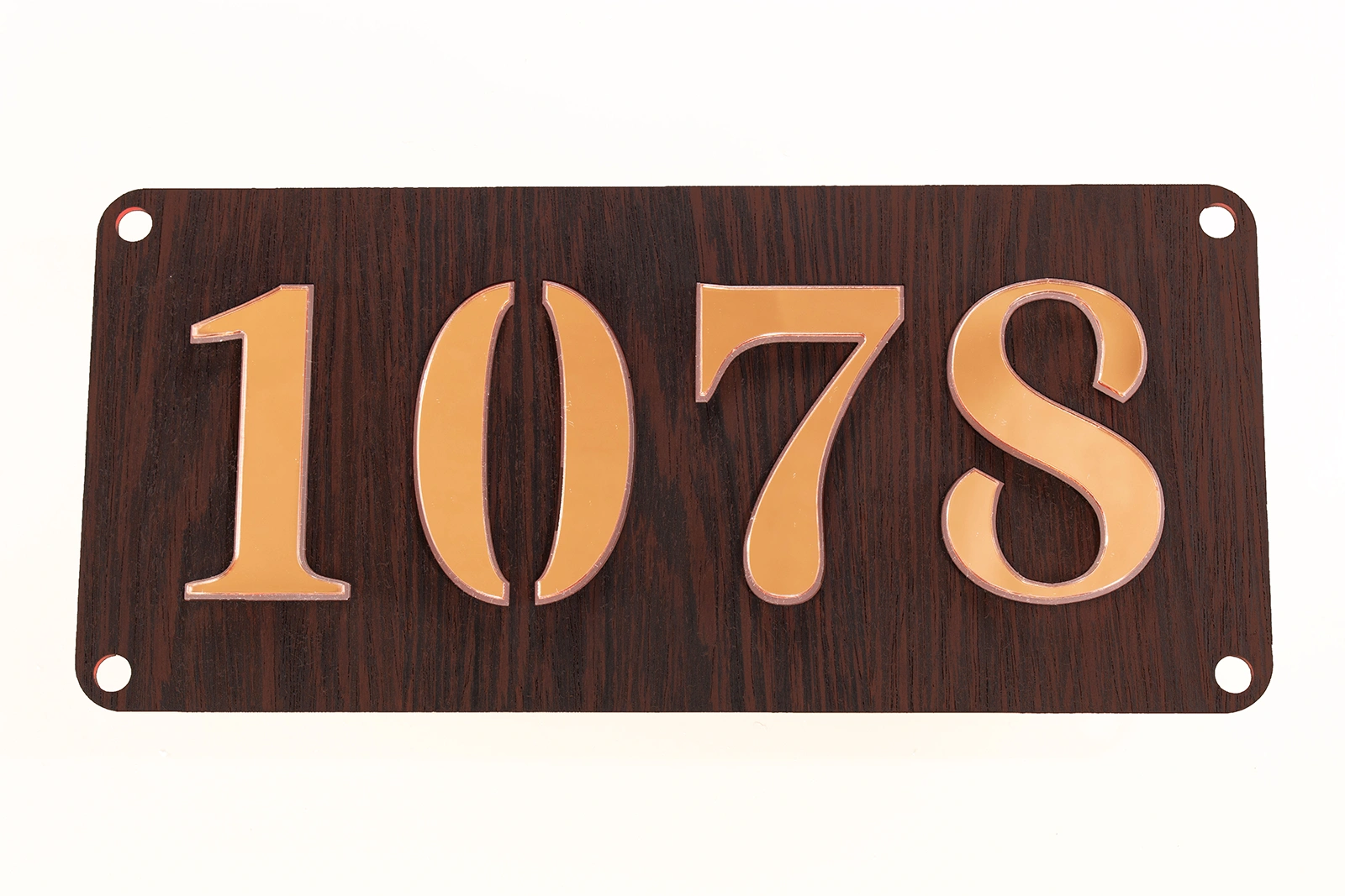 Luxe & Diepte LED-huisnummerbord met Wengé fineer en roségouden spiegelcijfers.