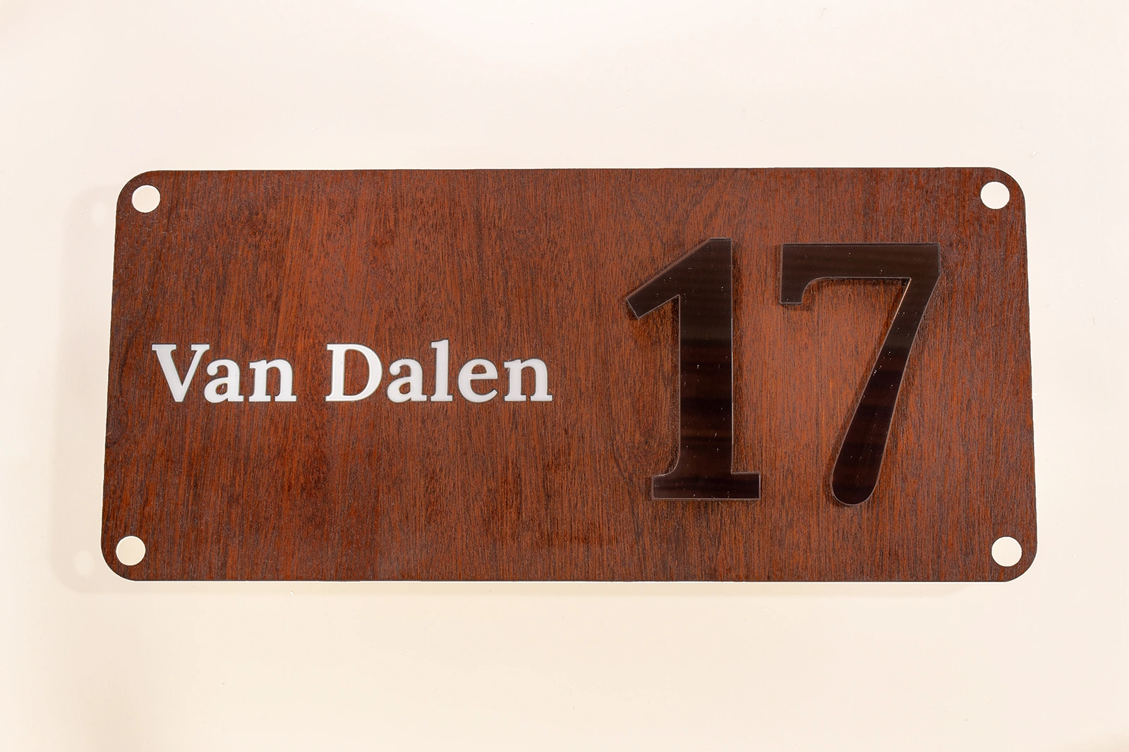 Warm Klassiek huisnummerbord zonder LED met Sapeli Mahonie Crown fineer en bronzen spiegelcijfers.