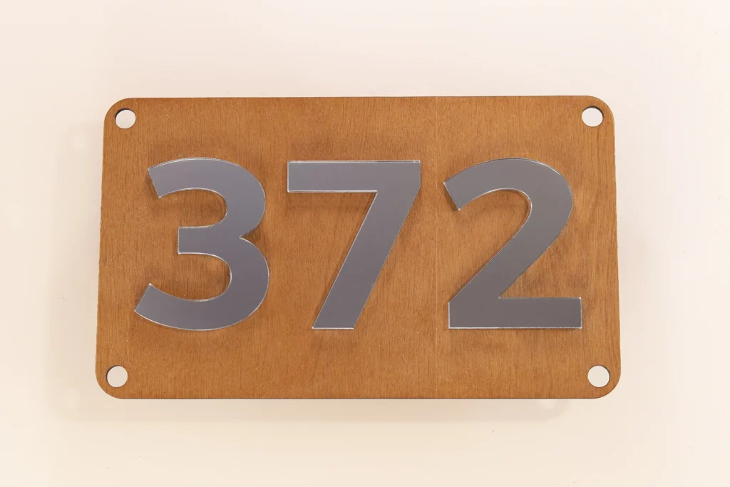 Scandinavisch Licht huisnummerbord zonder LED met berkenfineer en zilveren spiegelcijfers.
