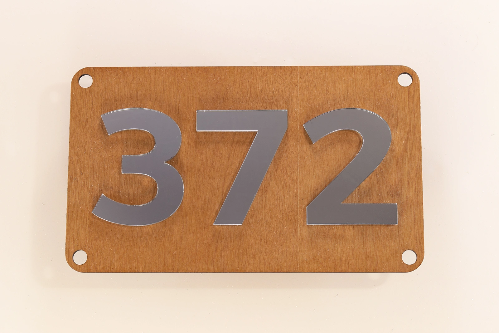 Scandinavisch Licht huisnummerbord zonder LED met berkenfineer en zilveren spiegelcijfers.