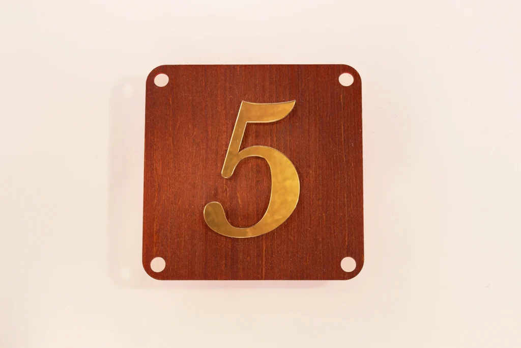 Luxe Rustiek huisnummerbord zonder LED met Cherry Quartercut fineer en gouden spiegelcijfer 5.
