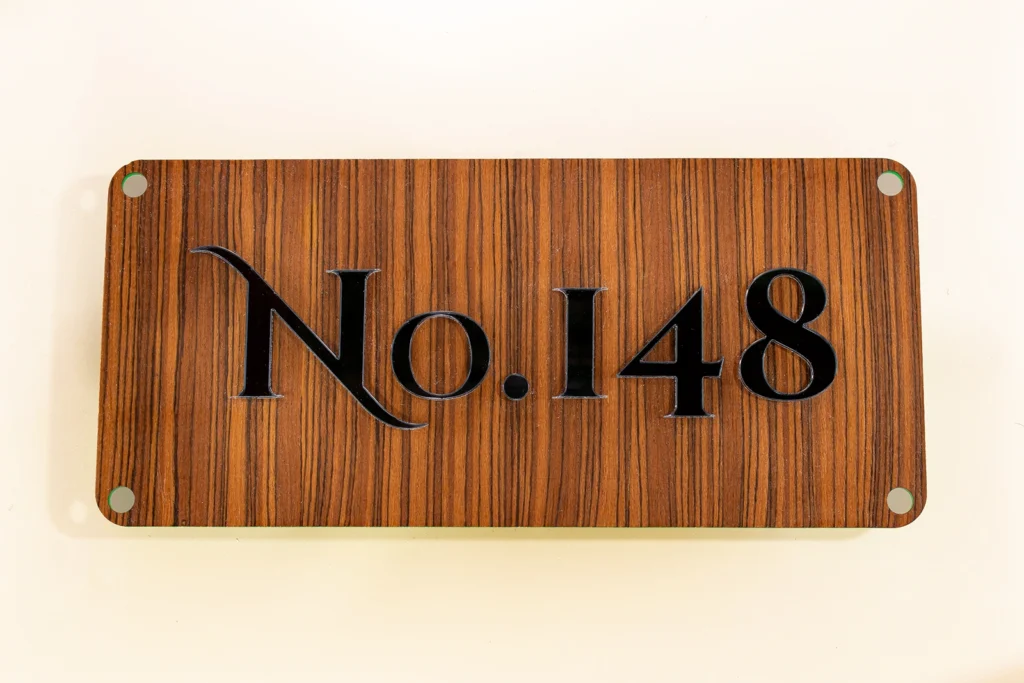 Statement Design huisnummerbord zonder LED met Zebrano fineer en antraciet spiegelcijfers.