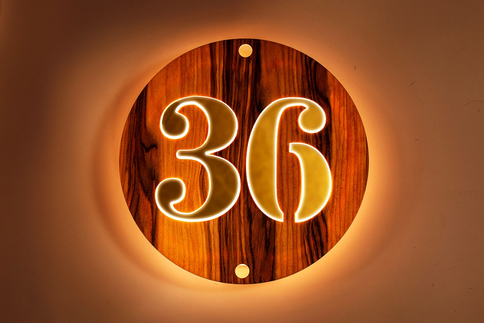 Model 11 – Warm Luxe – Avond Avondweergave van Model 11 – Warm Luxe met warm LED-licht en spiegelgouden cijfers