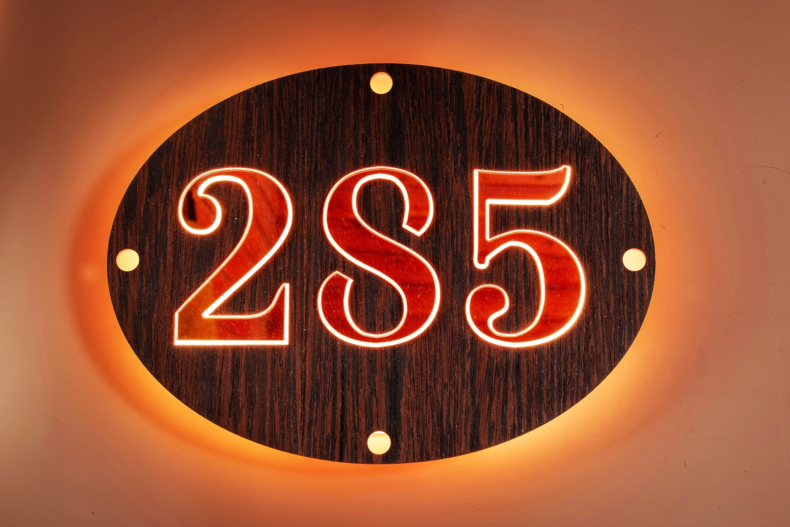 Model 13 – Diep & Chic – Avondweergave Model 13 – Diep & Chic LED-huisnummerbord in Wengé met roségouden cijfers (avondweergave)