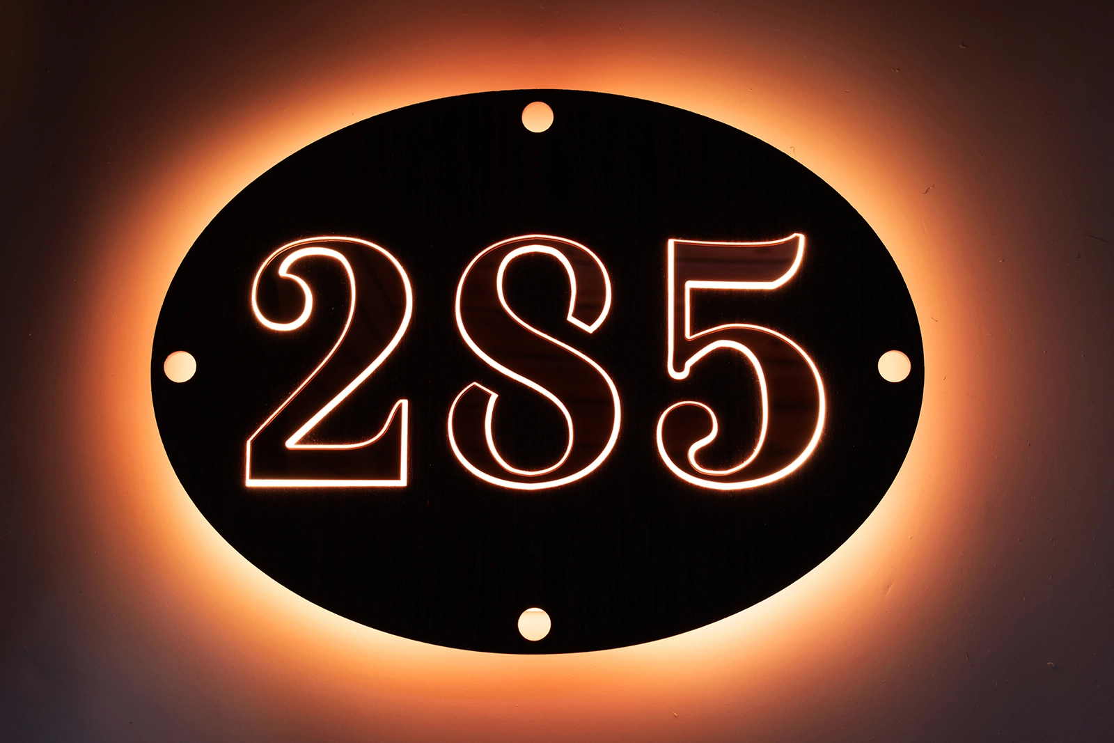 Model 13 – Diep & Chic LED-huisnummerbord met Wengé en roségouden cijfers (nachtweergave)