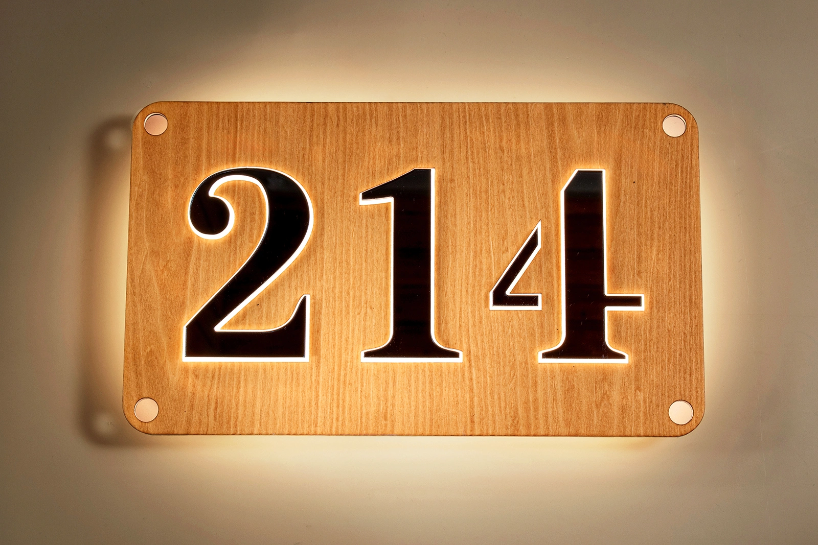 Model 2 – Fris & Modern – Avondweergave Model 2 – Fris & Modern huisnummerbord met Europees ahornfineer en dual-white LED-verlichting (avondweergave)