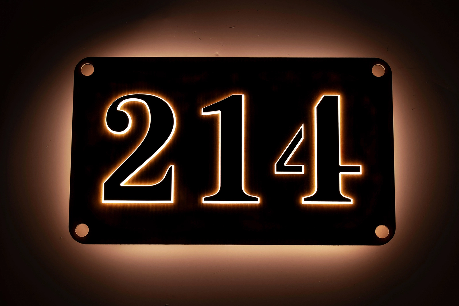 Model 2 – Fris & Modern LED-huisnummerbord in Europees ahornfineer (nachtweergave)