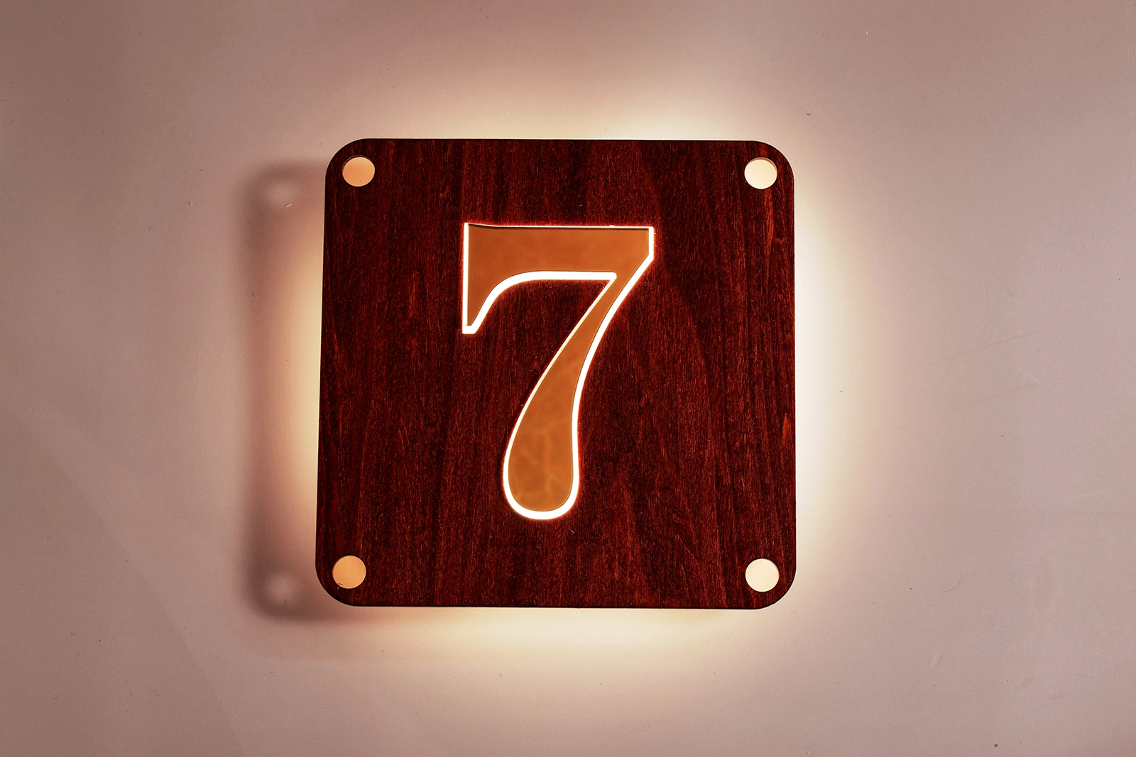 LED-huisnummerbord Model 3 – Natuurliefhebber met Cherry Crown fineer en gouden cijfers, avondweergave