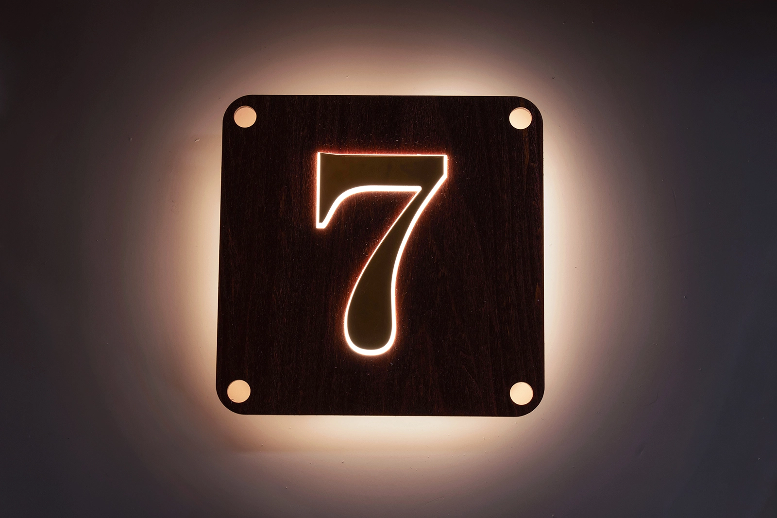 LED-huisnummerbord Model 3 – Natuurliefhebber met Cherry Crown fineer en gouden cijfers, nachtweergave