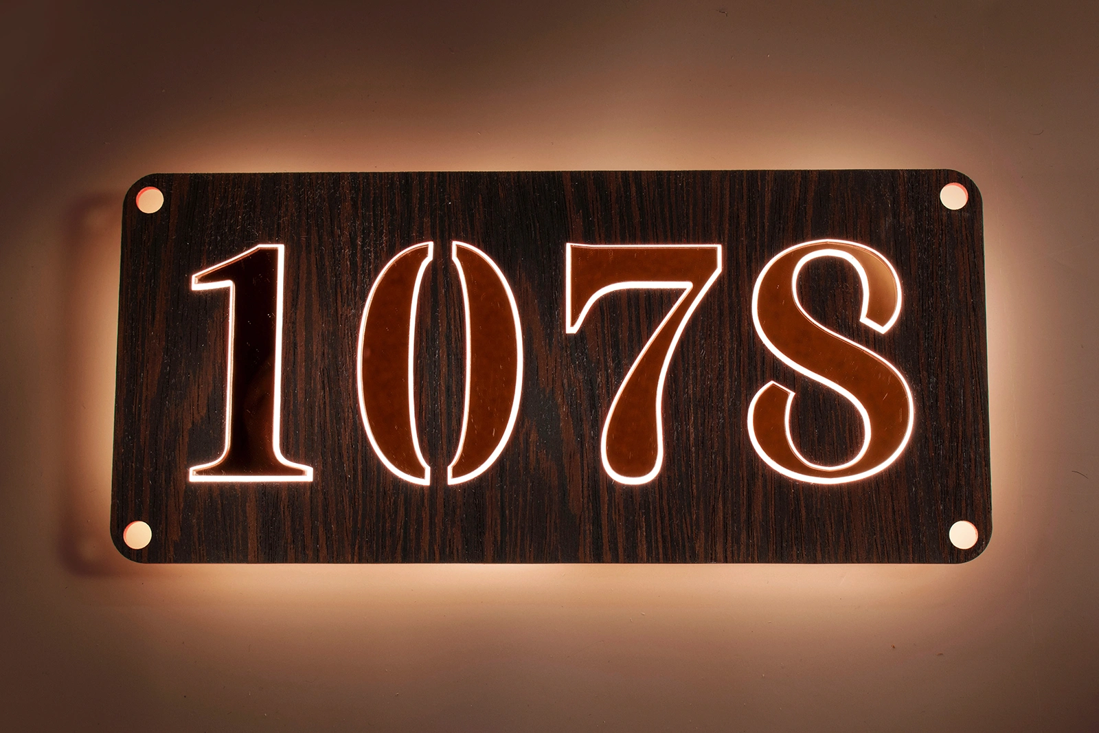 LED-huisnummerbord Model 4 – Luxe & Diepte met Wengé fineer en roségouden cijfers, avondweergave