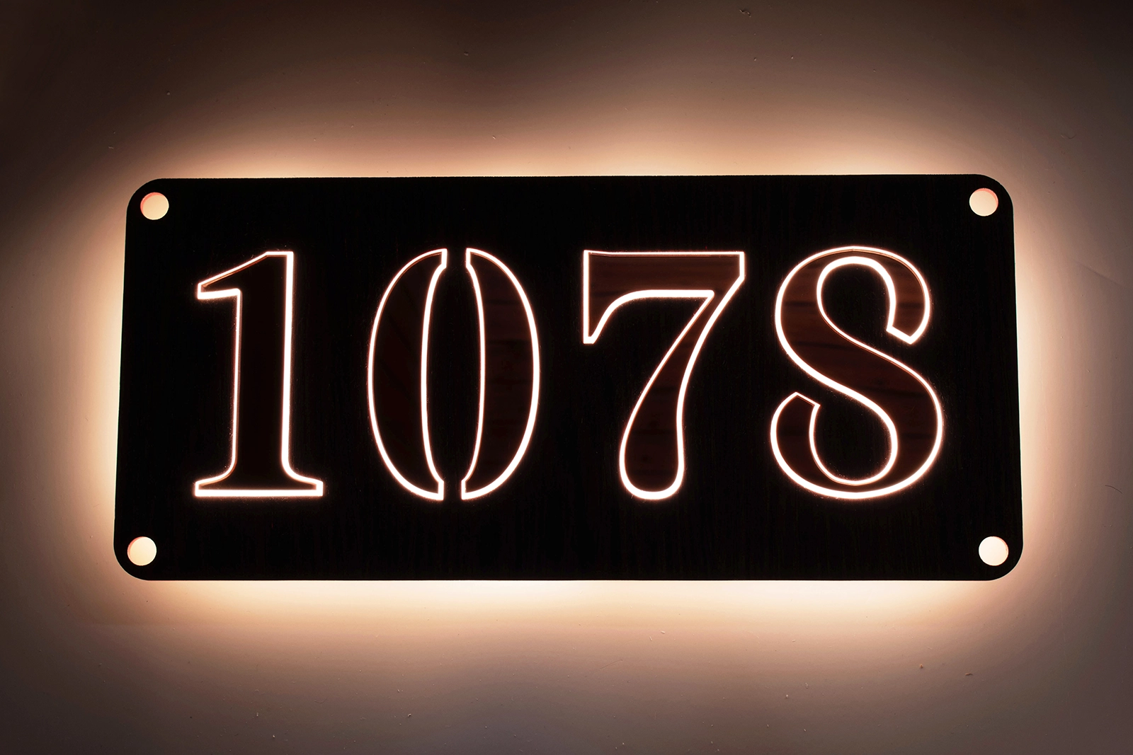 LED-huisnummerbord Model 4 – Luxe & Diepte met Wengé fineer en roségouden cijfers, nachtweergave