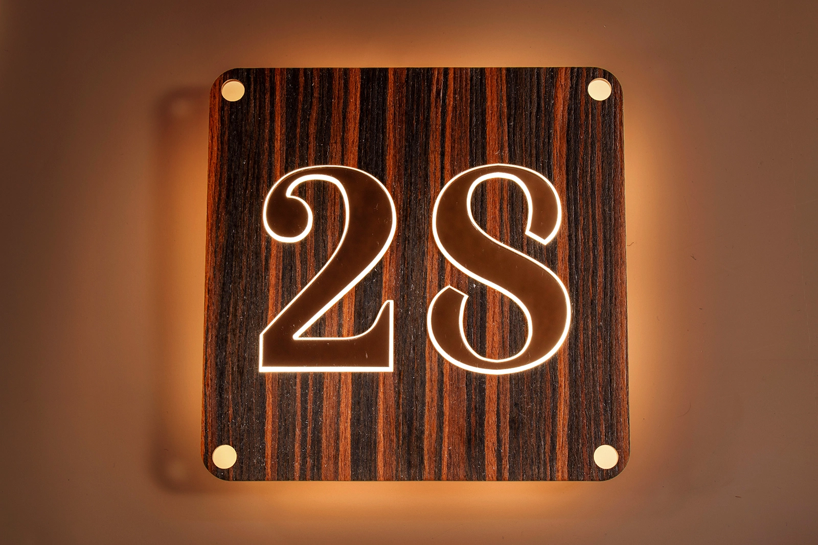 LED-huisnummerbord Model 5 – Coromandel Chic met Coromandel fineer en bronzen cijfers, avondweergave