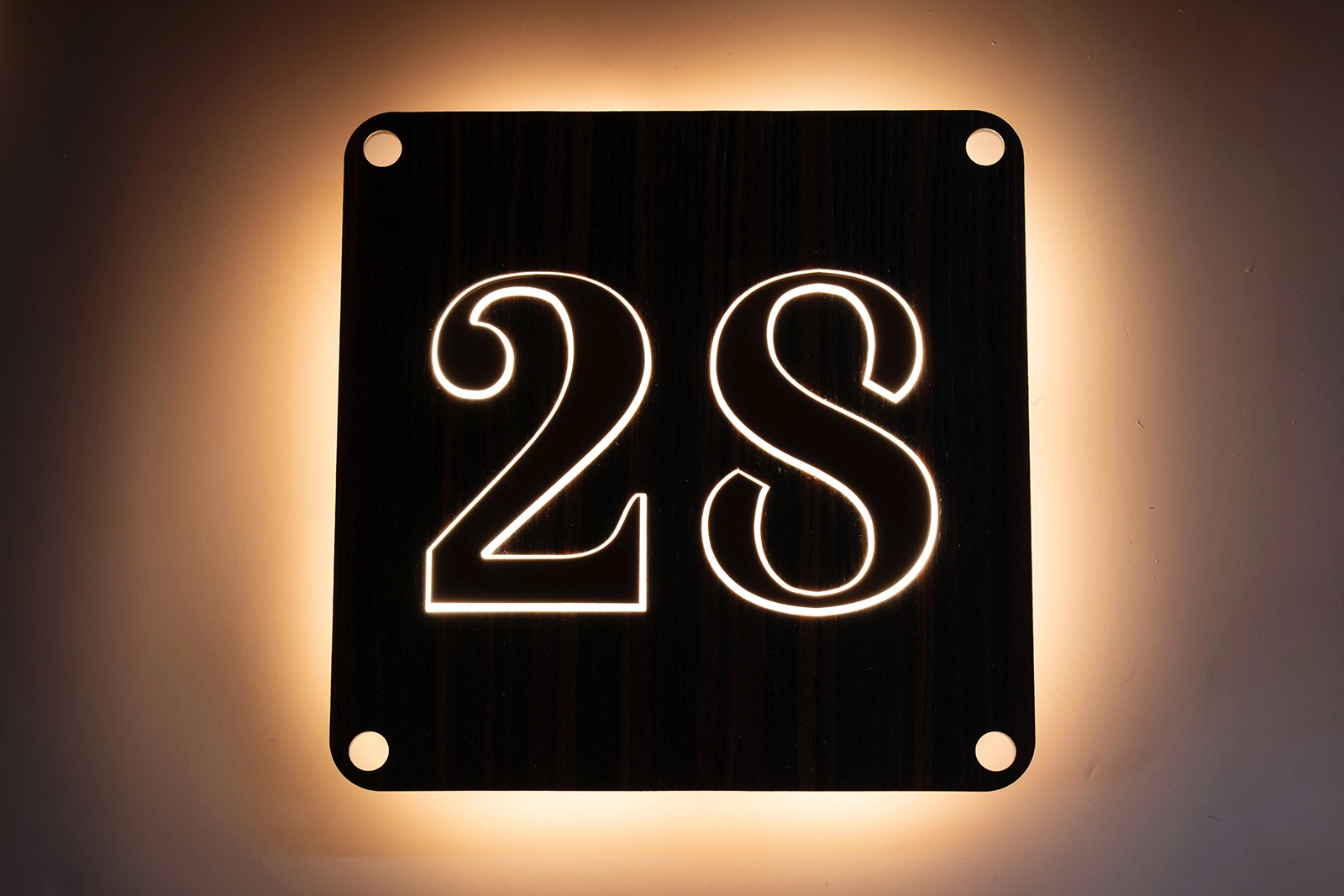 LED-huisnummerbord Model 5 – Coromandel Chic met Coromandel fineer en bronzen cijfers, nachtweergave