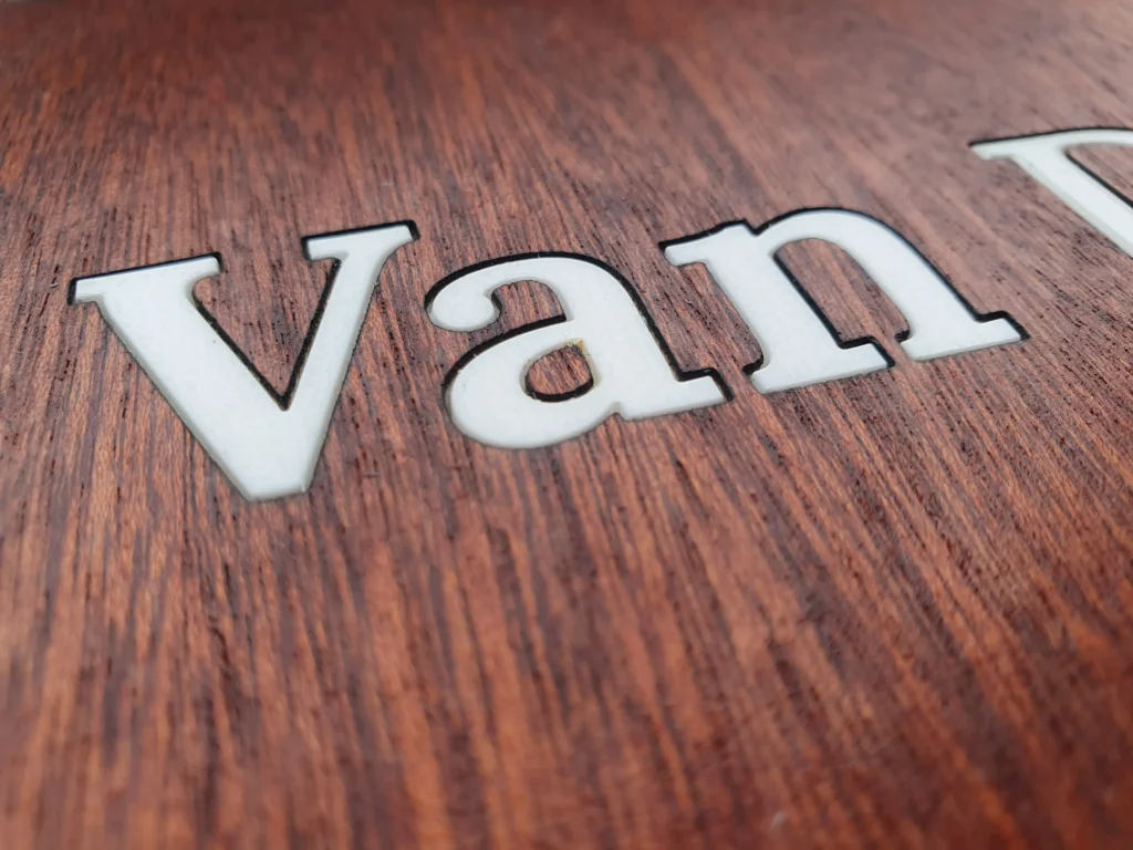 Verzonken inlay-letter ‘V’ in Sapeli Mahonie Crown – premium vakmanschap Model 6