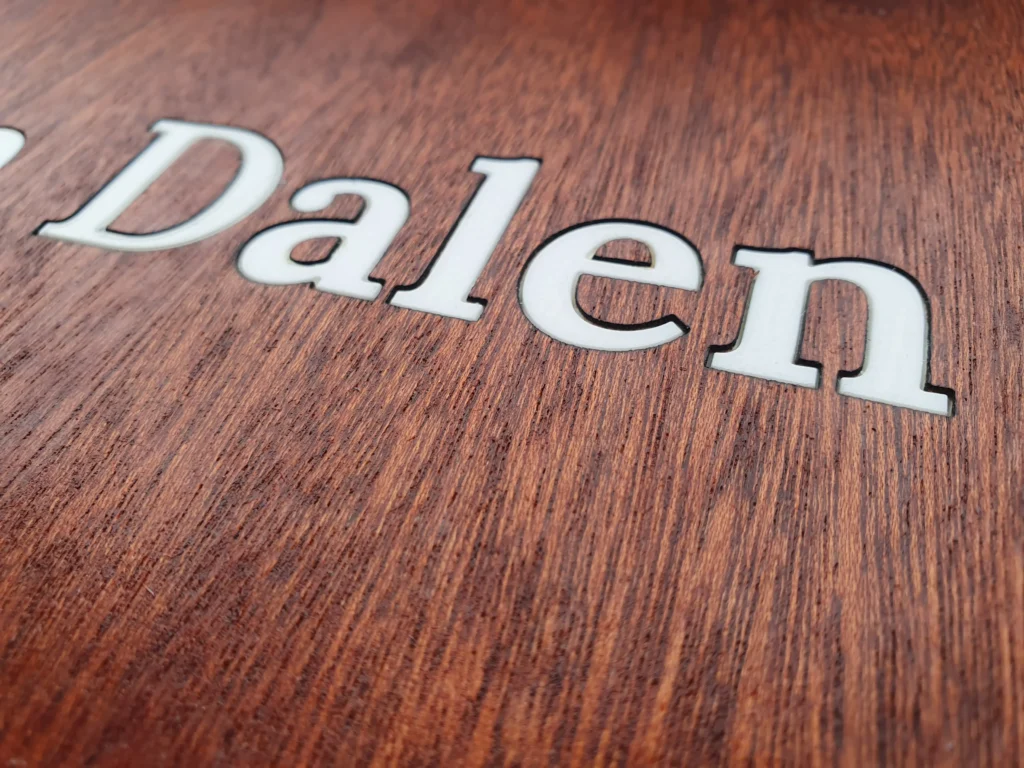 Detailfoto verzonken inlay-letters in Mahonie fineer – Model 6 Warm Klassiek huisnummerbord