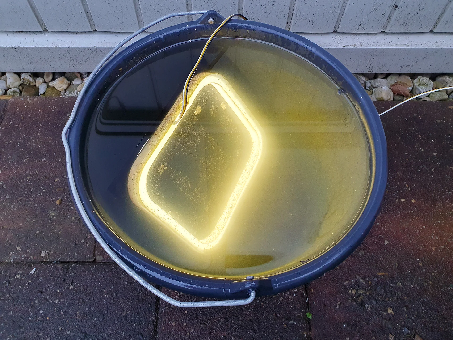 IllumaSign LED huisnummerbord tijdens onderdompelingstest in water