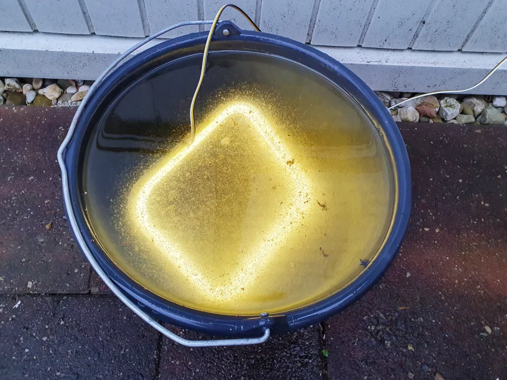 IllumaSign LED huisnummerbord volledig onder water tijdens waterdichtheidstest