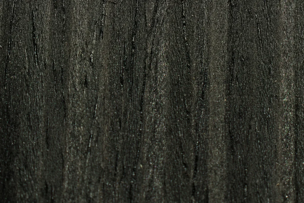 extreme close-up van mooreiche fineer diep donker met robuuste houtstructuur – wooddes fineer bibliotheek