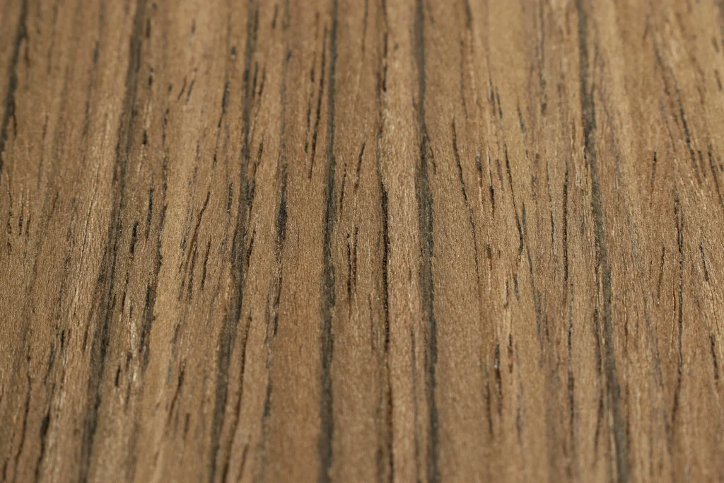 extreme close-up van walnoot fineer gestreept met lineaire tekening – wooddes fineer bibliotheek