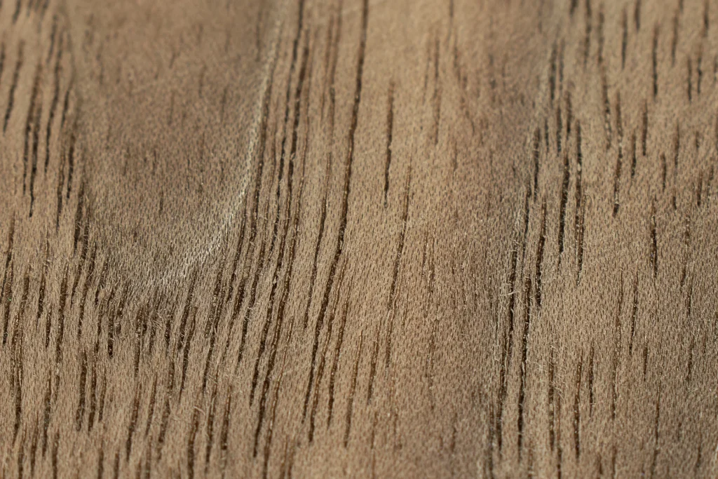 extreme close-up van walnoot fineer natuurlijk met diepe houtnerf – wooddes fineer bibliotheek