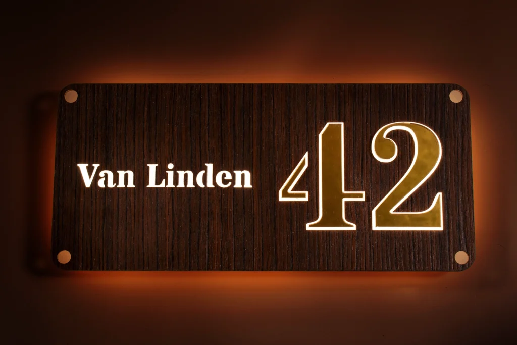 IllumaSign huisnummerbord met warme LED-verlichting in de avond