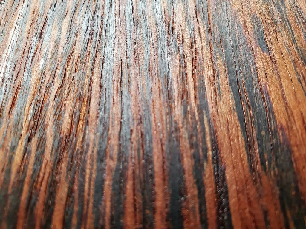 Close-up van Wengé fineer met beschermende buitenlak op een Wooddes huisnummerbord